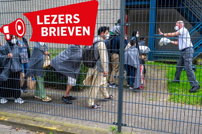 Vluchtelingen uit Afghanistan worden op een marineterrein opgevangen.