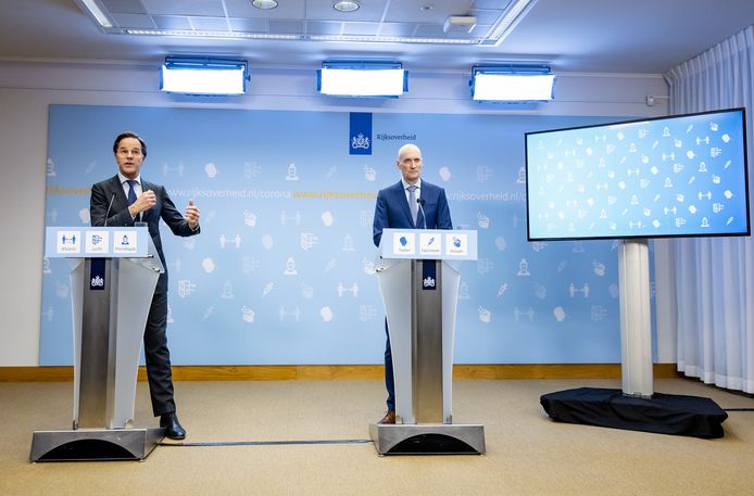 Premier Mark Rutte en minister Ernst Kuipers (Volksgezondheid, Welzijn en Sport) tijdens hun eerste gezamenlijke coronapersconferentie 14 januari.