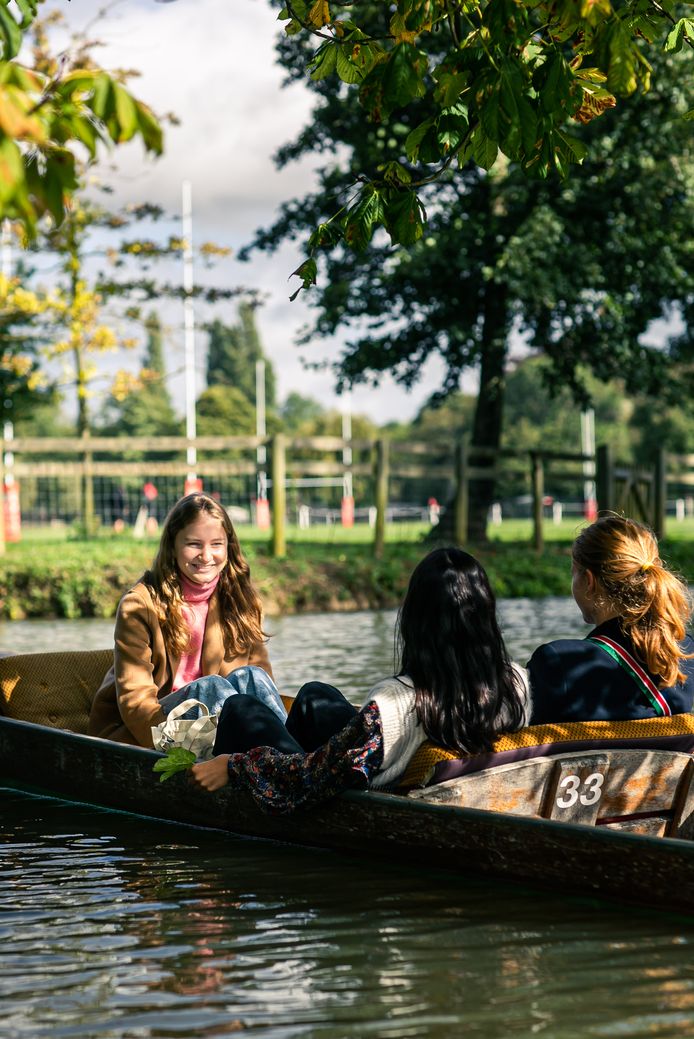 Prinses Elisabeth en twee vriendinnen doen een ‘punting’-tour op de rivier Cherwell in Oxford. Punting is een typische activiteit in Oxford en Cambridge met een lage houten boot.