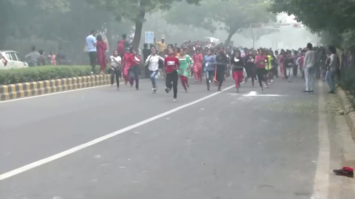 Malgré cette atmosphère empoisonnée, une ONG locale a organisé jeudi matin une course d’enfants dans la ville embrumée, suscitant la colère des réseaux sociaux.