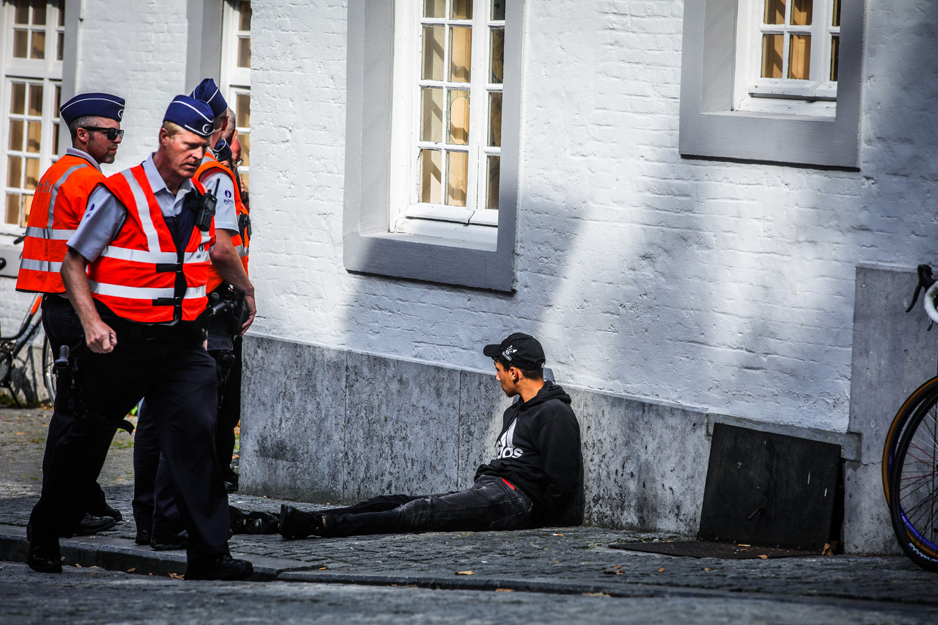 Er werden zes personen bestuurlijk aangehouden.