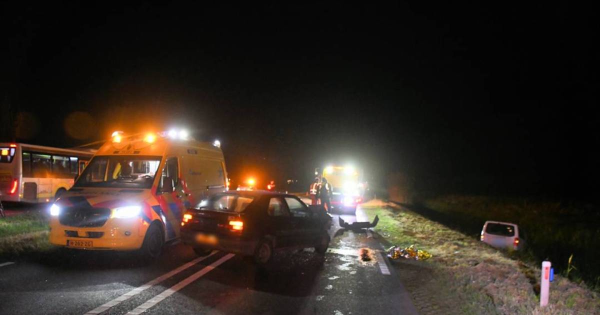 Taxi in sloot na kop-staartbotsing N256 Wilhelminadorp.