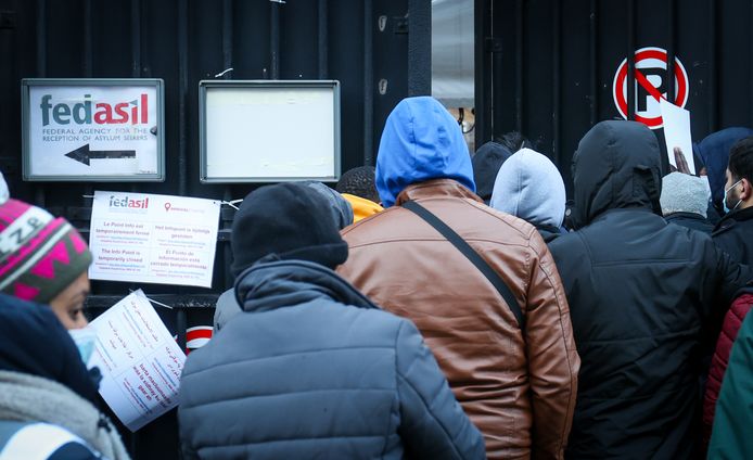 Vluchtelingen wachten bij de ingang van het Klein Kasteeltje, het registratiecentrum voor asielzoekers in Brussel. (07/12/21)