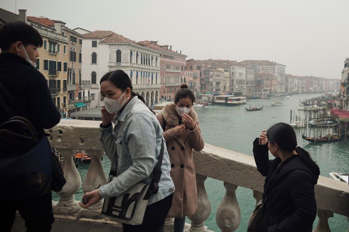 Toeristen nemen selfies op de Rialto brug in Venetië.