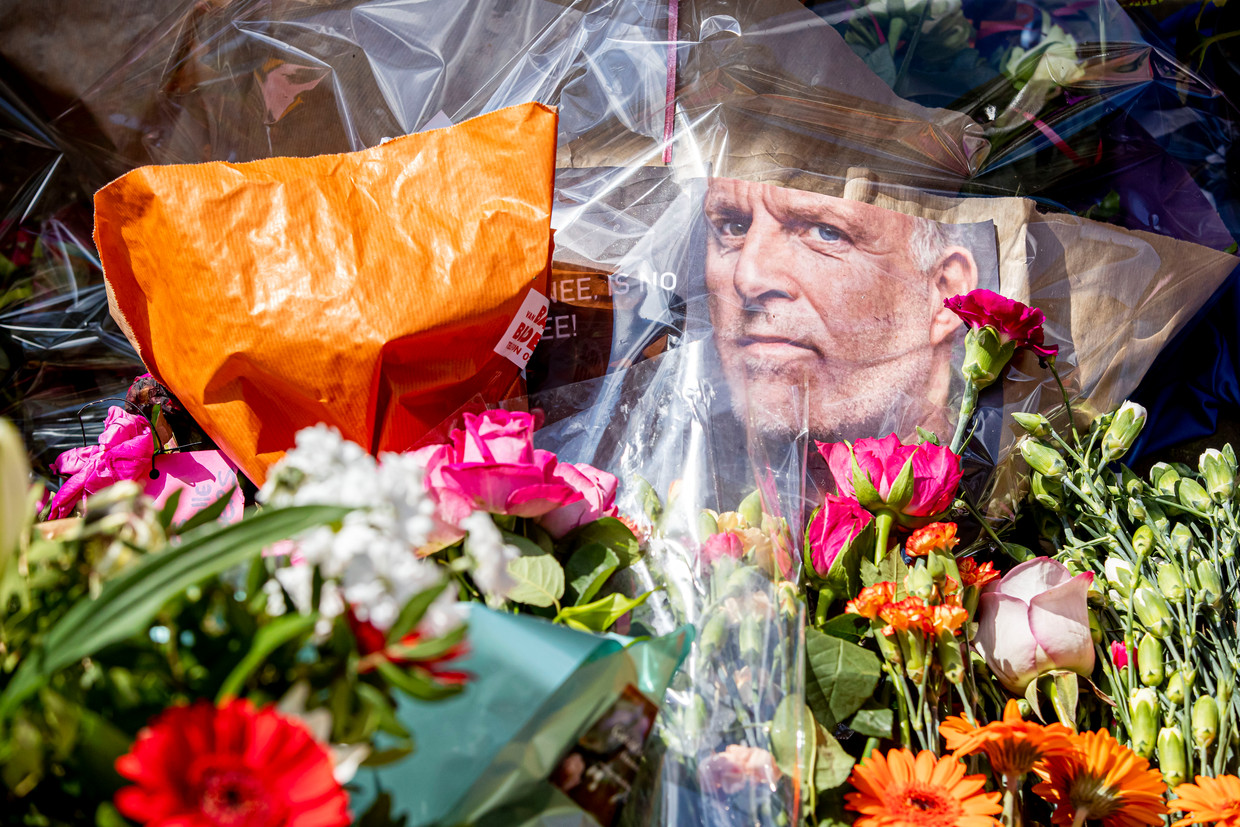 Bloemen in de Lange Leidse Dwarsstraat, waar de Vries werd neergeschoten. Beeld Getty Images