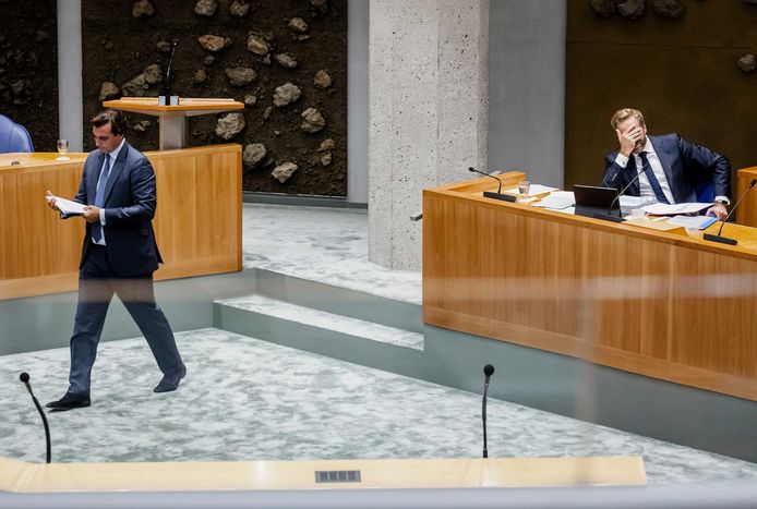 Thierry Baudet (FVD) en demissionair minister Hugo de Jonge (Volksgezondheid, Welzijn en Sport) in de Tweede Kamer tijdens een debat over de nieuwe coronaregels die het kabinet wil invoeren. De twee konden politiek gezien niet verder uiteen liggen.