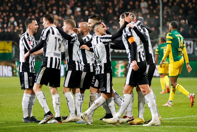 Heracles viert de 0-2 van aanvoerder Justin Hoogma.