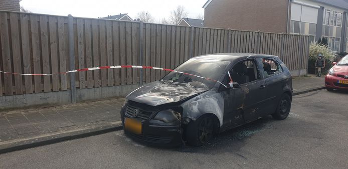 De auto die uitgebrand is in Malden.