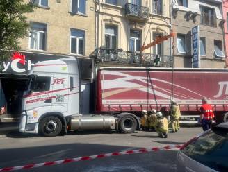 Losgeslagen aanhangwagen ramt gevel van woning in Anderlecht