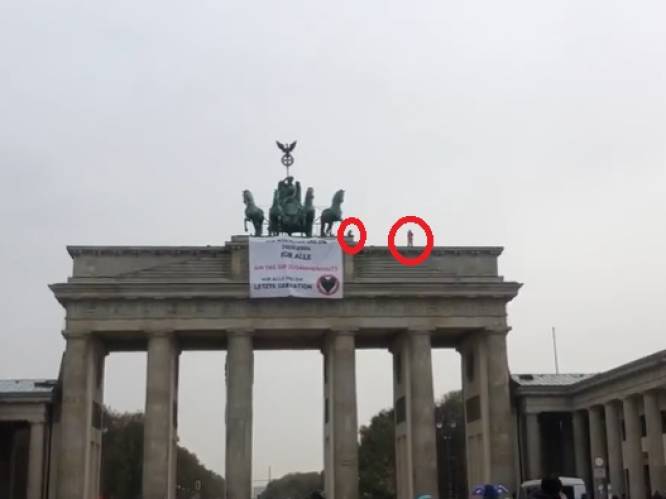Klimaatactivisten klimmen op Brandenburger Tor: “We zijn de laatste generatie”
