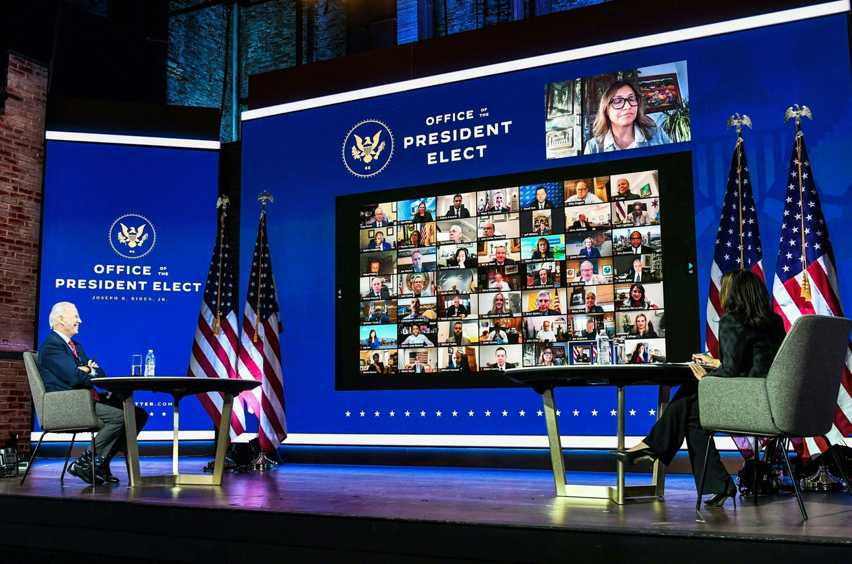 Joe Biden en Kamala Harris spreken via videoverbinding met de burgemeesters van grote steden in de VS, om samen de aanpak van het coronavirus te bespreken.  Beeld AFP