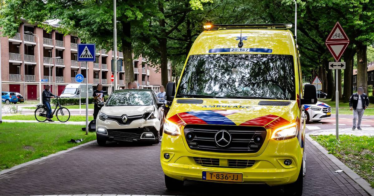 Scooterrijder gewond bij aanrijding met auto in Tilburg.