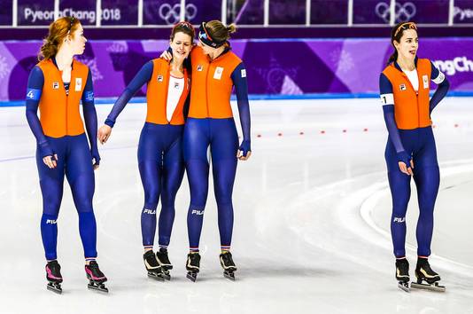 Reserverijdster Lotte van Beek (tweede van rechts) troost een teleurgestelde Ireen Wüst (tweede van links) na de verloren finale van de ploegachtervolging. Antoinette de Jong (links) kijkt toe. Marrit Leenstra is in gedachten.