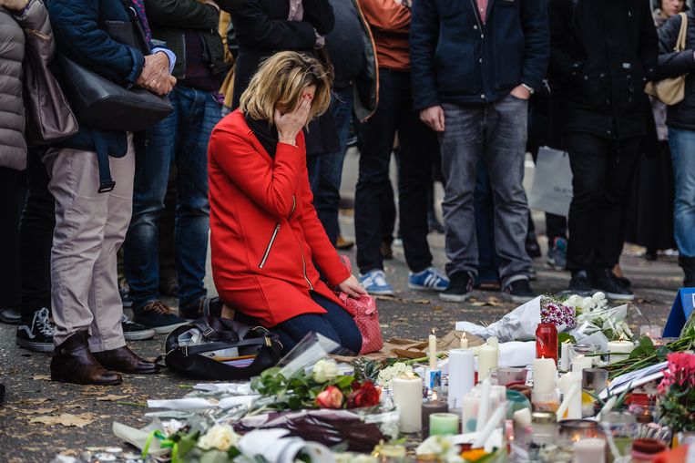 Archiefbeeld van november 2015 - Mensen eren de slachtoffers met bloemen en kaarsen. Beeld EPA