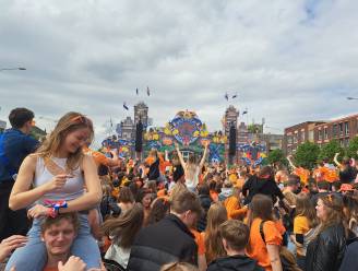 LIVE Koningsdag | Feesten barsten los in Arnhem  • Veel jongeren met drank in de hand de stad in