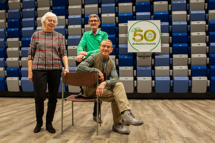 Toneelclub De Budelse Comedie bestaat 50 jaar. De drie trouwe leden (vlnr) Marlies van Moorsel, Math Roost en Piet Fransen poseren voor de moderne inklapbare theaterstoelen in De Borgh.