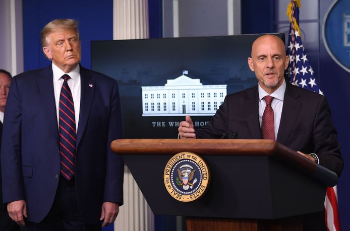 FDA-hoofd Stephen Hahn houdt een persconferentie in het Witte Huis, onder goedkeurend oog van president Trump.