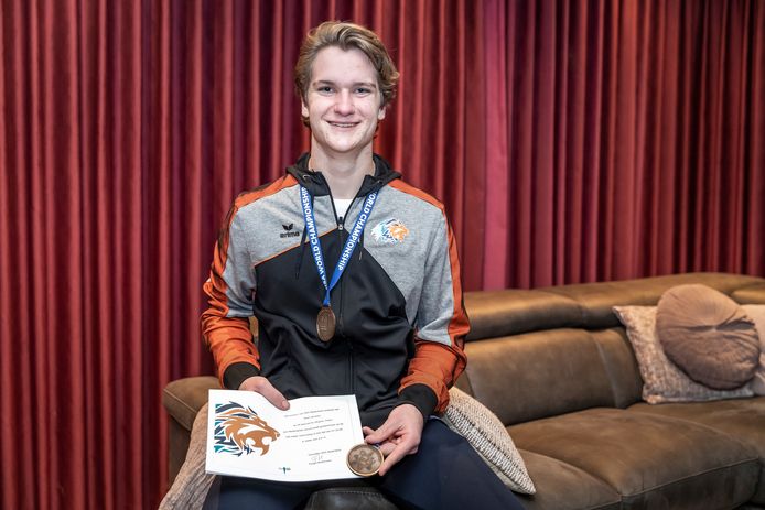 Roel Janssen uit Boskant heeft twee bronzen medailles op het WK ijszwemmen in Polen gewonnen.