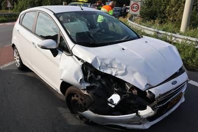 Twee auto's botsen op brug op afrit A59 bij Waspik