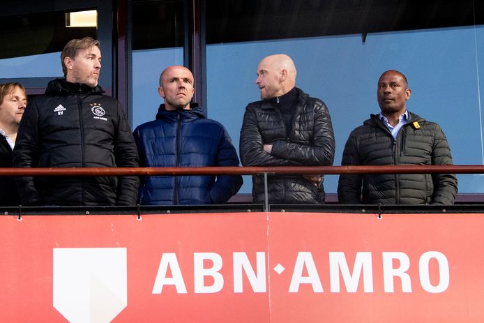 De technische staf van Ajax gisteren op De Toekomst tijdens het duel van Jong Ajax tegen NEC. Vlnr: Richard Witschge, Alfred Schreuder Erik ten Hag en Aron Winter.
