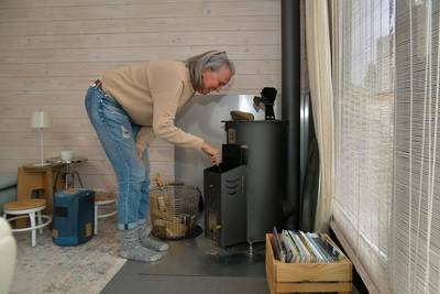 Met pijn in het hart neemt eerste tinyhousebewoner van Harderwijk afscheid: ‘Niet nog een winter’
