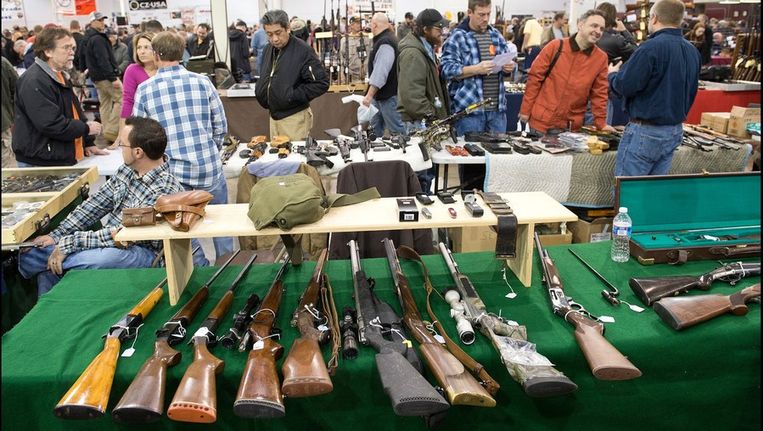 Een beurs waar wapens worden verkocht in het Amerikaanse Virginia Beeld photo_news