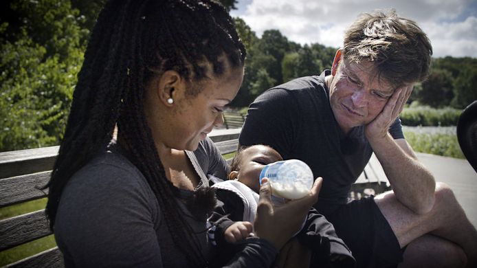 The Rotterdam Project met presentator Beau van Erven Dorens. De jonge vrouw is Stephany (24) met haar zoontje.