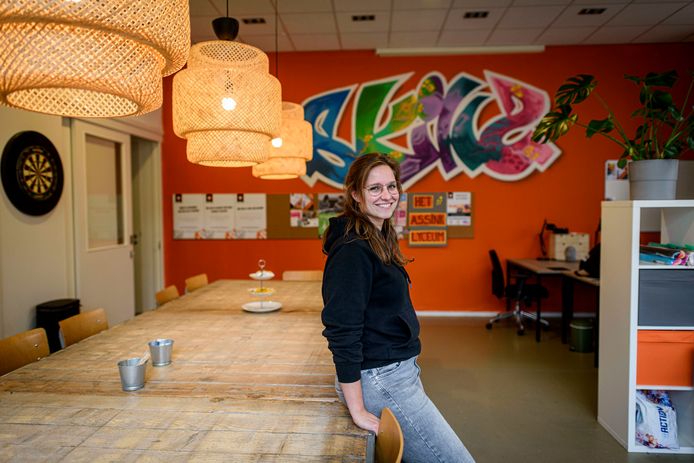 Jongerenwerker Sara ten Breul in het nieuwe onderkomen van Skillz aan de Blankenburgerstraat.