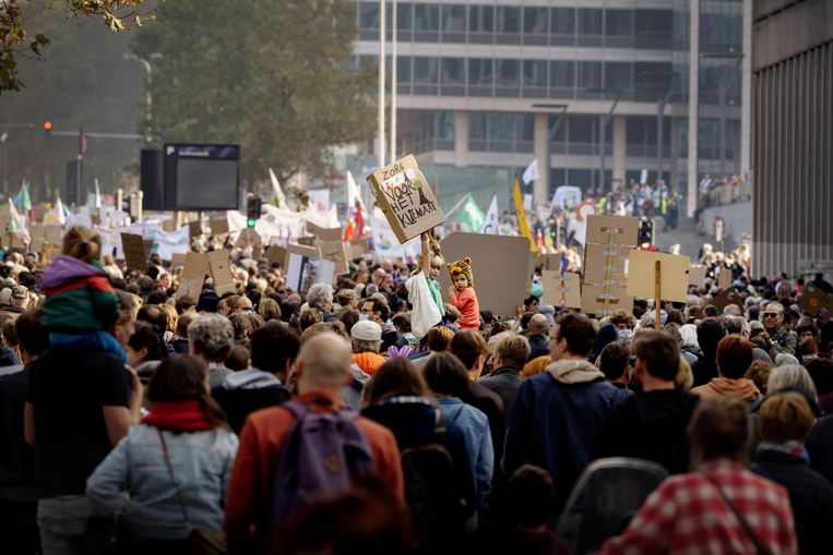 Volgens de politie namen zowat 25.000 mensen deel aan de klimaatmars in Brussel. Beeld Eric de Mildt