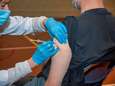 Huisarts verdeelt vaccins noodgedwongen onder kennissen: ‘Zo zonde, zo inefficiënt’