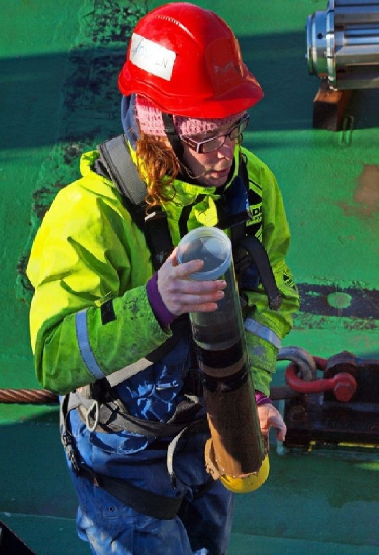 Jorien Vonk met een moddermonster van de zeebodem. Beeld Michael Tjernstrom