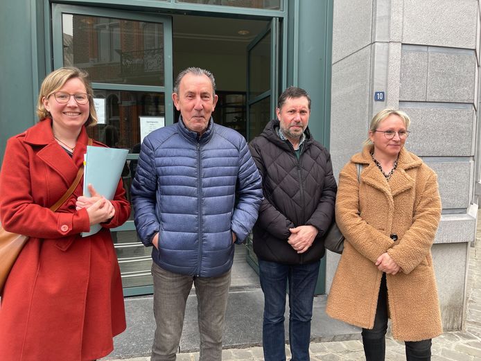 Van links naar rechts: advocaat Astrid Cooreman en inwoners Lamberto Barsi, Peter Vanderhaeghen en Erika Princen