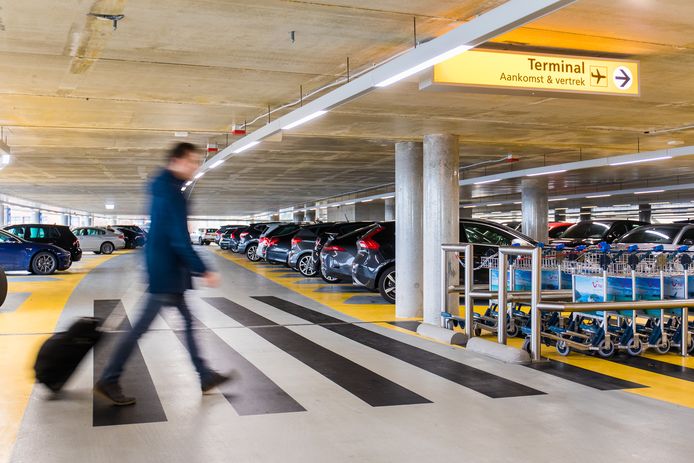 Parkeergarage P1 op Eindhoven Airport.