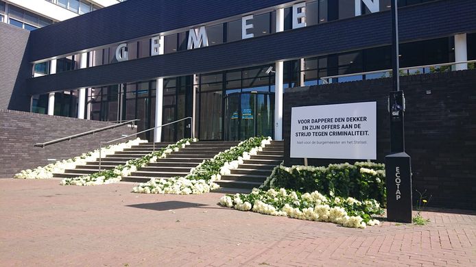 De bloemenzee voor het gemeentehuis.