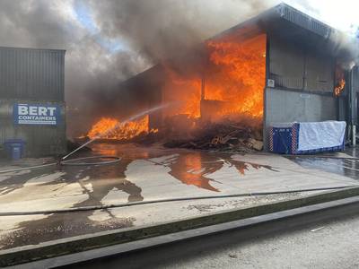 Felle brand woedt bij afvalbedrijf op Industriezone Klein Frankrijk in Ronse