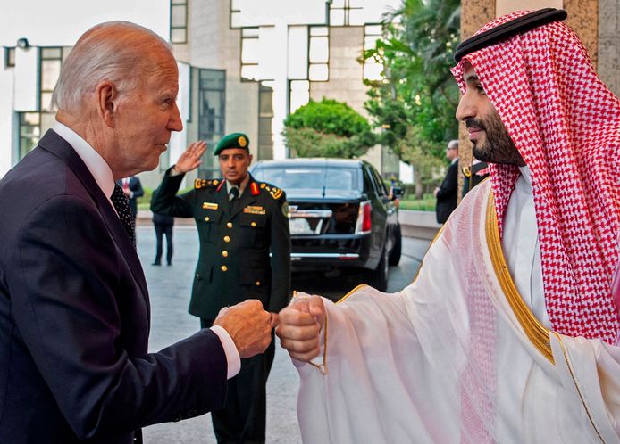 Amerikaans president Joe Biden (links) groet kroonprins Mohammed bin Salman van Saoedi-Arabië tijdens hun ontmoeting eerder dit jaar.