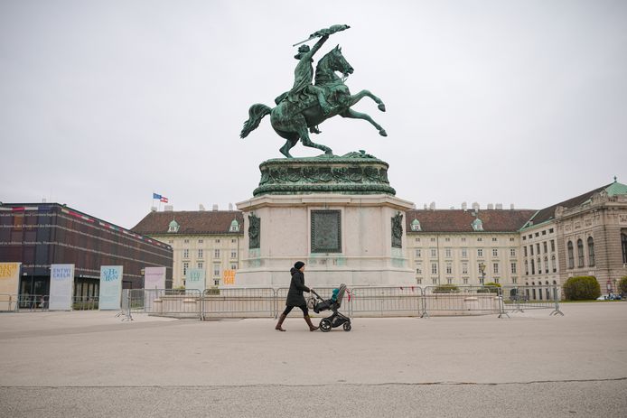 Een eenzame vrouw op stap met haar baby in Wenen.