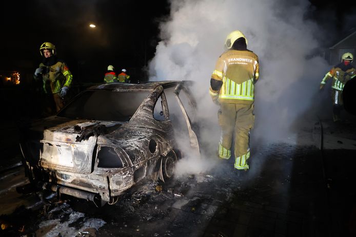 De brandweer is druk bezig met het blussen van een brand in een sloopauto op de kruising van de Witboomstraat met de Van der Loostraat