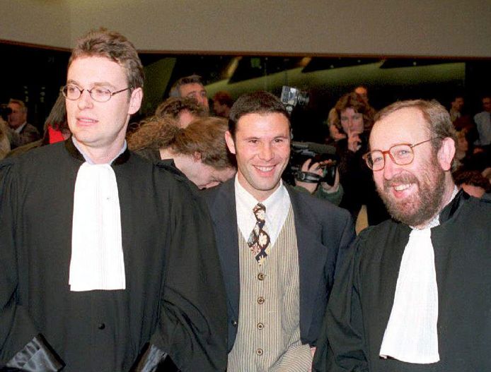 15 december 1995. Jean-Marc Bosman en advocaten Jean-Louis Dupont en Luc Misson krijgen gelijk van het Europese Hof voor Justitie.