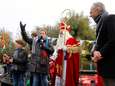 Henny Huisman verwelkomt Sinterklaas aan wal in Leerdam