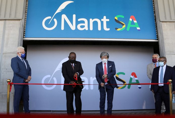 De Zuid-Afrikaanse president Cyril Ramaphosa en dr. Patrick Soon-Shiong vandaag bij de opening van NantSA, een vaccinfabriek in Kaapstad.