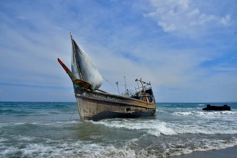 Een bootje dat Rohingya hebben gebruikt, ligt voor de kust van het Indonesische Atjeh. De bootjes dobberen regelmatig stuurloos rond. Beeld AP