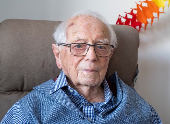 Piet Uijl is vlak voor verjaardag  101 verhuisd naar verzorgingshuis. De Zoute Viever in Oost-Souburg.