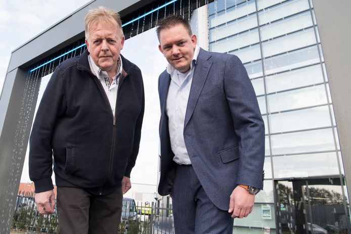 Vader en zoon Jansen van installatiebedrijf Morrenhof-Jansen uit Dalfsen zetten de activiteiten van Hoogstraten Groep Almelo voort in Almelo.