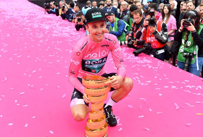 Jai Hindley in de roze trui met de Trofeo Senza Fine.