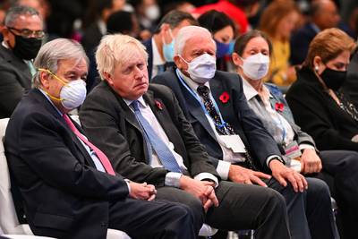 Boris Johnson onder vuur omdat hij zonder masker naast bioloog David Attenborough (95) zit in Glasgow: “Je zou je moeten schamen”