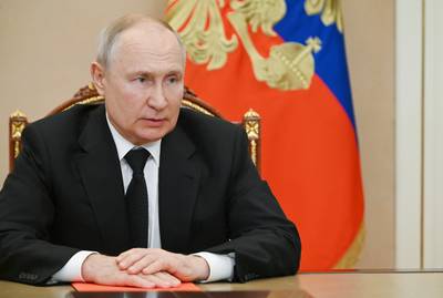 Poutine signe une loi pour relever l'âge de la conscription