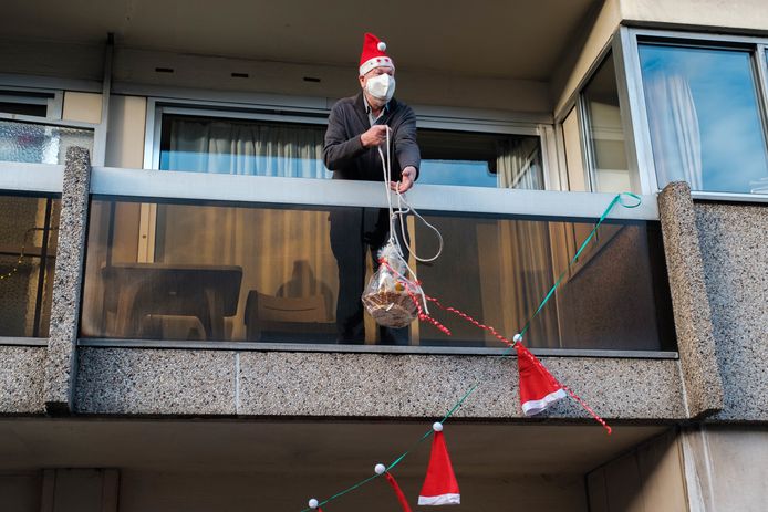 De bewoners van woonzorgcentrum Den Drossaert werden zondagmiddag door de buschauffeurs van De Lijn getrakteerd op een kerstmand, gevuld met lekkers.