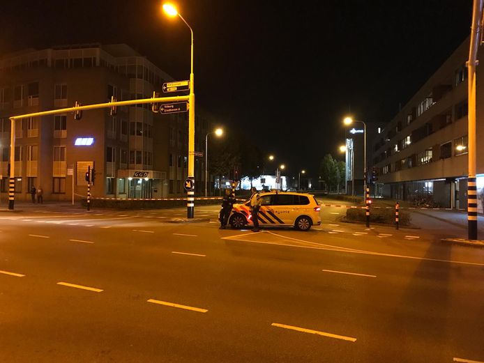 2018-10-08 21:44:04 DEN BOSCH - De Explosieven Opruimingsdienst Defensie (EOD) onderzoekt een geparkeerde auto in de Vogelstraat in Den Bosch op de aanwezigheid van explosieven. Dat gebeurde nadat de politie informatie had gekregen dat de man mogelijk explosief materiaal bij zich had. ANP GINOPRESS