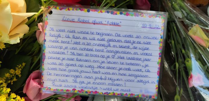 Een persoonlijk briefje dat is neergelegd bij het monumentje voor Robel of Robbie. De 21-jarige man werd doodgestoken op Plein 1944 in Nijmegen.